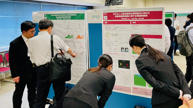 日本コンピュータ化学会 2026 春季年会で、学生 8 名と山本が発表しました