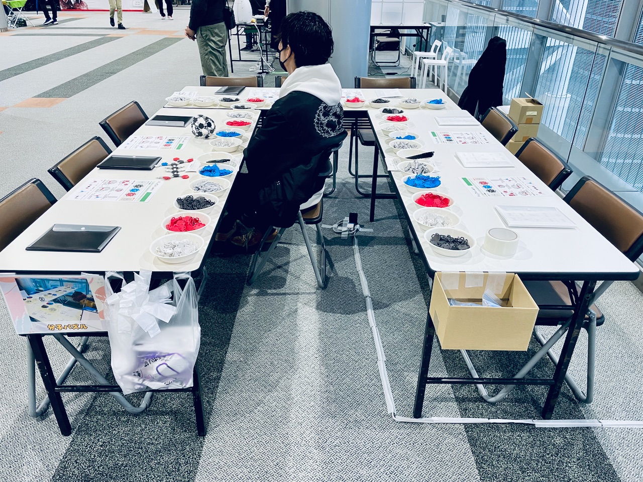 PuzMol コーナー。色ごとに分けたパーツが並び、席に着けばすぐ作り始められます