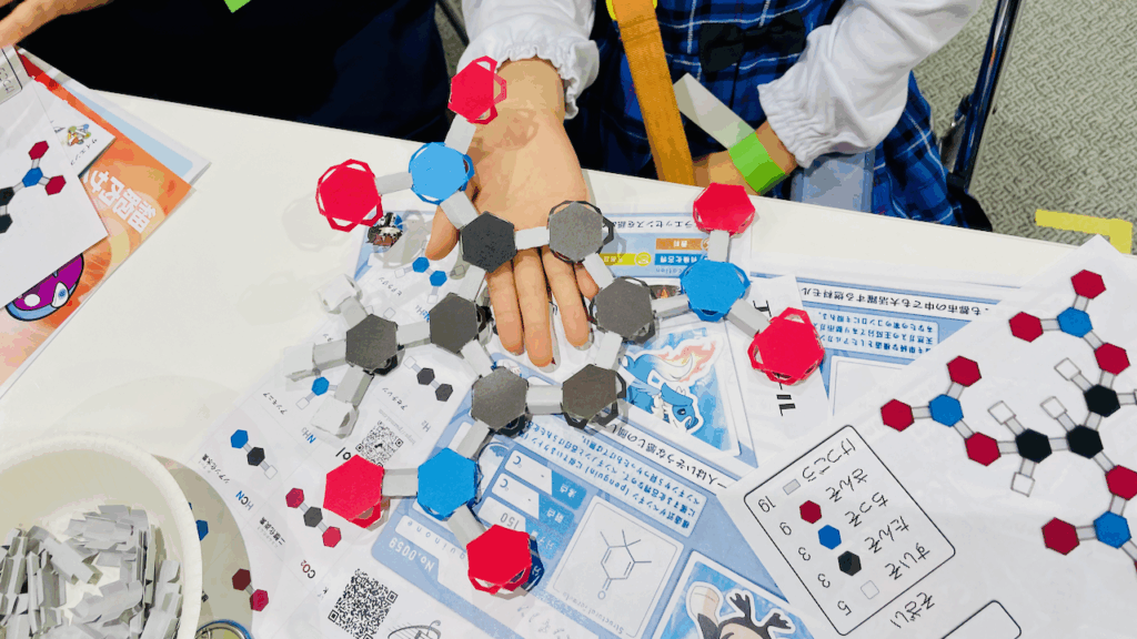 完成した分子と、手元のお手本カード